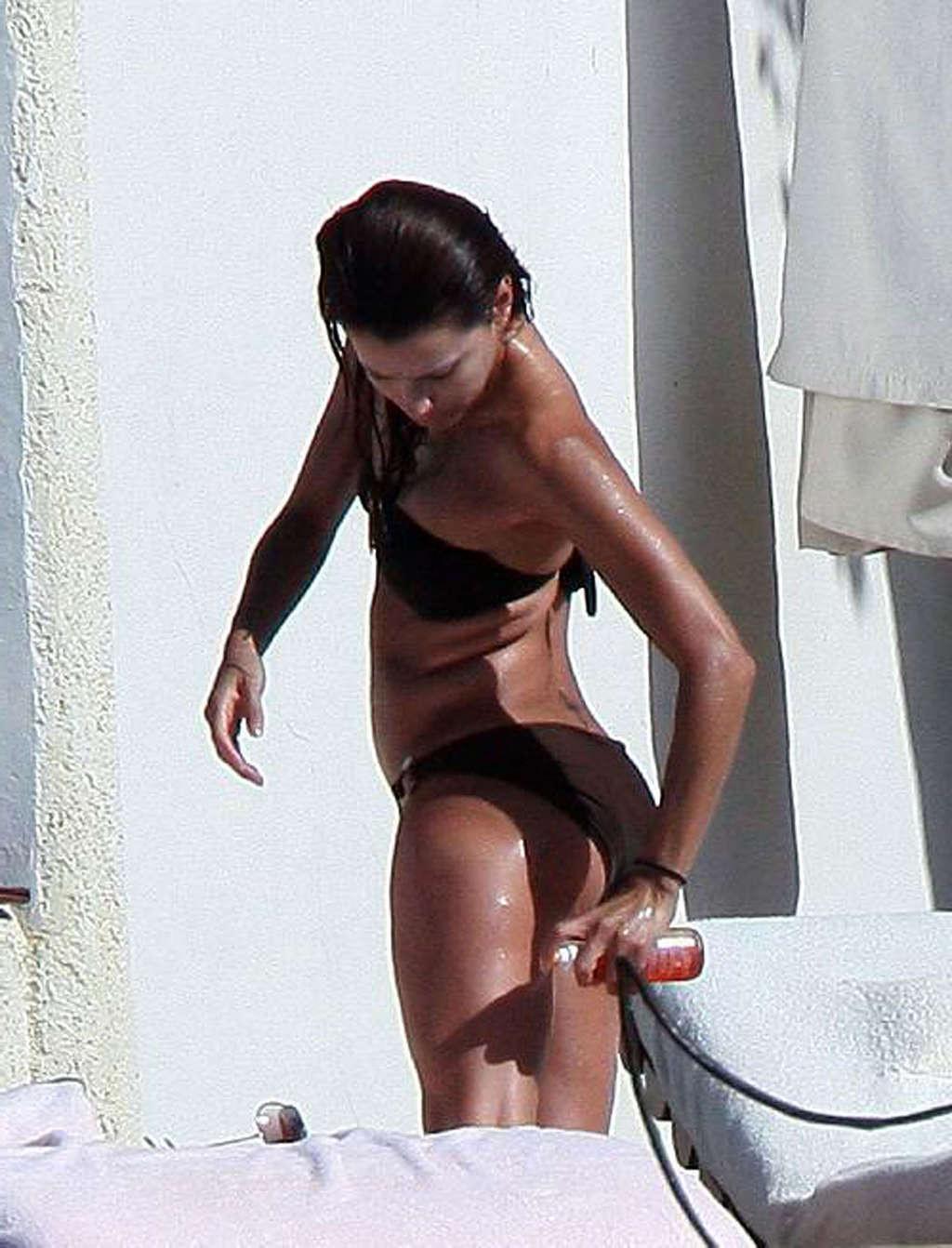 16P Eva Longoria showing her hot body and sexy ass in bikini