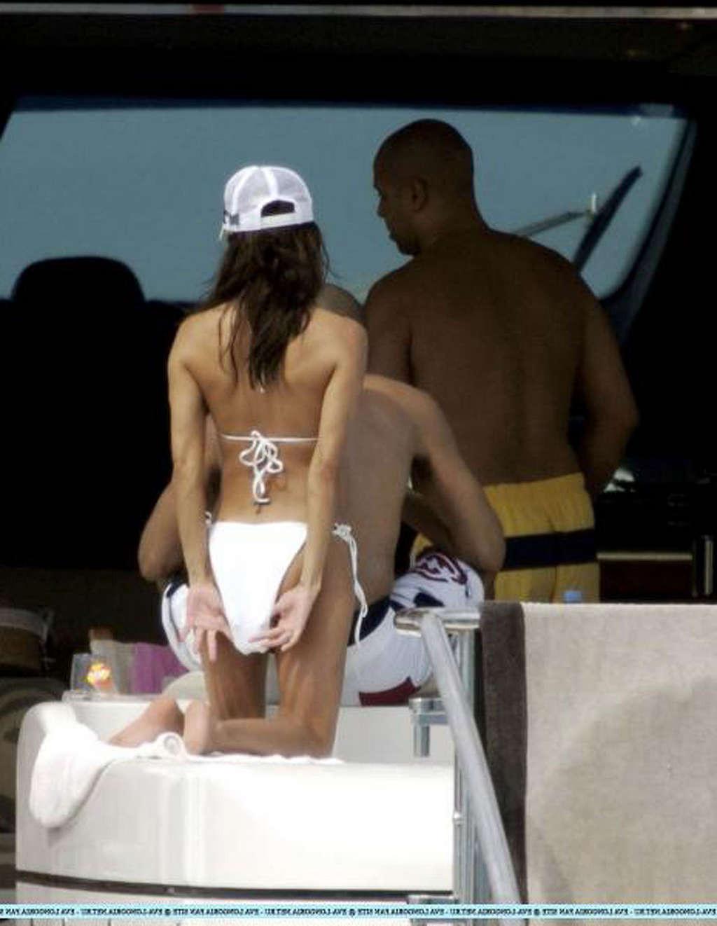 16P Eva Longoria showing her hot body and sexy ass in bikini