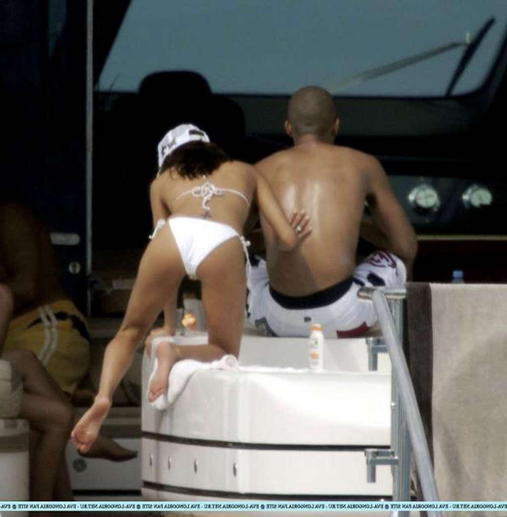 16P Eva Longoria showing her hot body and sexy ass in bikini