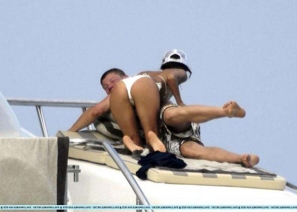 16P Eva Longoria showing her hot body and sexy ass in bikini