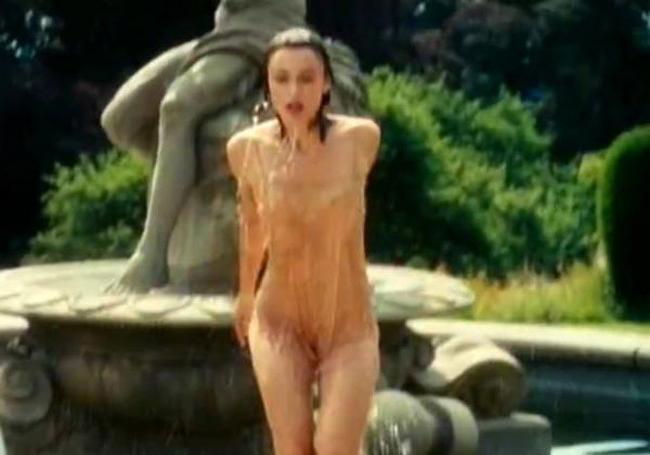 15P Keira Knightley showing nude tits thru the window