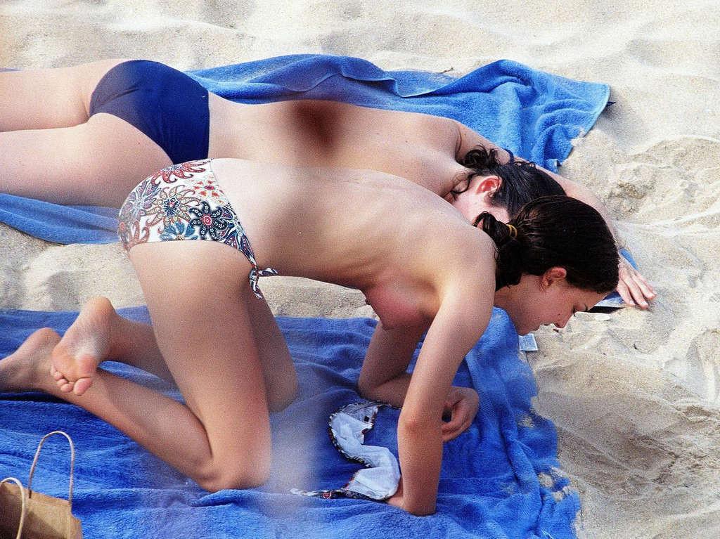 10P Natalie Portman exposing her nice tits on beach and posing in bikini paparazzi p
