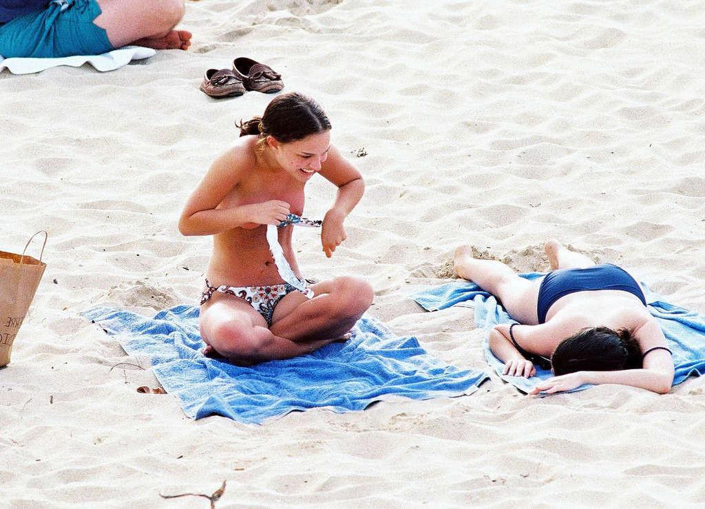 10P Natalie Portman exposing her nice tits on beach and posing in bikini paparazzi p