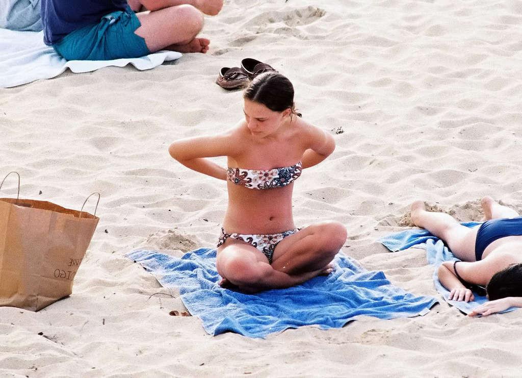 10P Natalie Portman exposing her nice tits on beach and posing in bikini paparazzi p