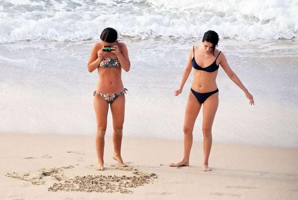 10P Natalie Portman exposing her nice tits on beach and posing in bikini paparazzi p