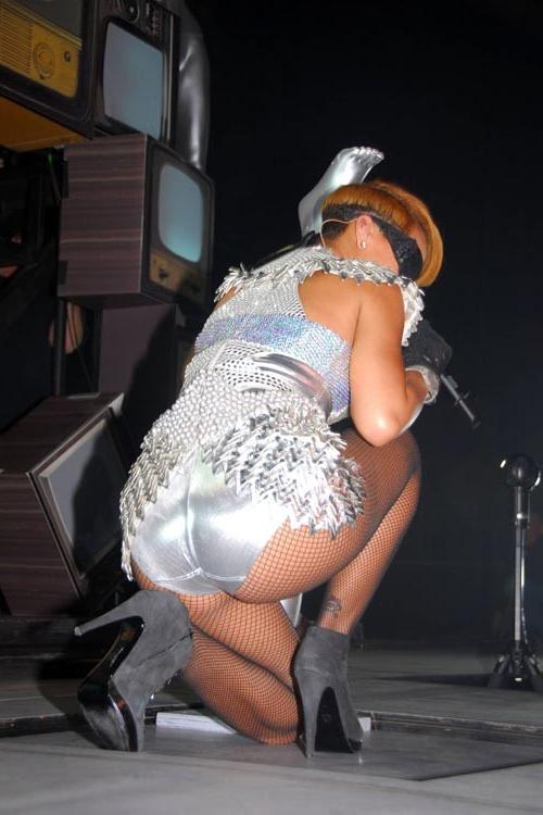 15P Rihanna nude tits and fantastic ass in thongs