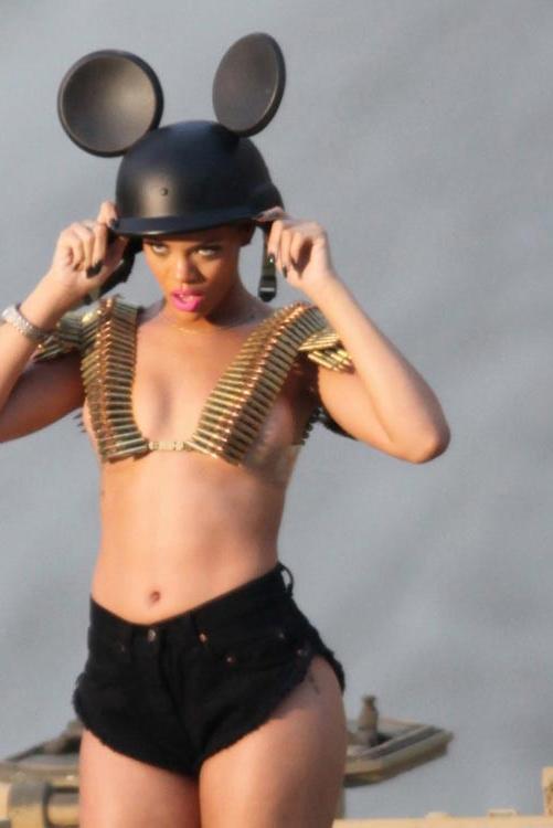 15P Rihanna nude tits and fantastic ass in thongs