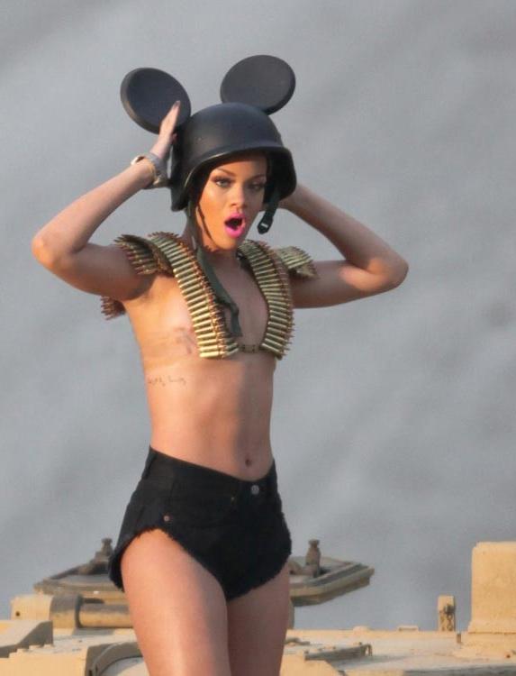 15P Rihanna nude tits and fantastic ass in thongs