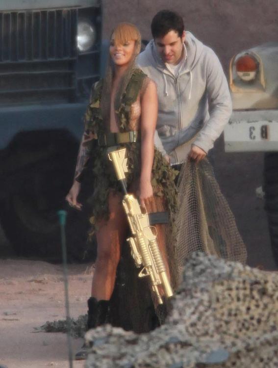 15P Rihanna nude tits and fantastic ass in thongs