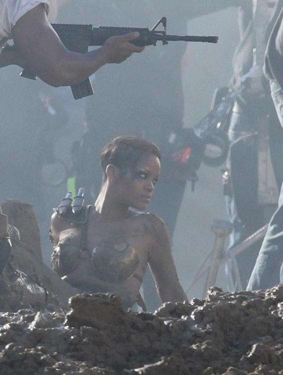 15P Rihanna nude tits and fantastic ass in thongs