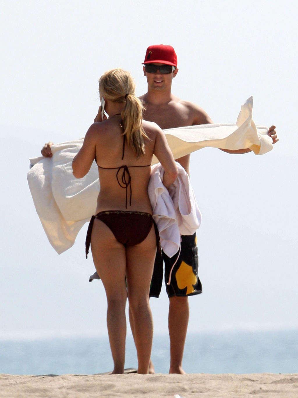 16P Hayden Panettiere enjoying on beach and showing sexy ass and body in bikini