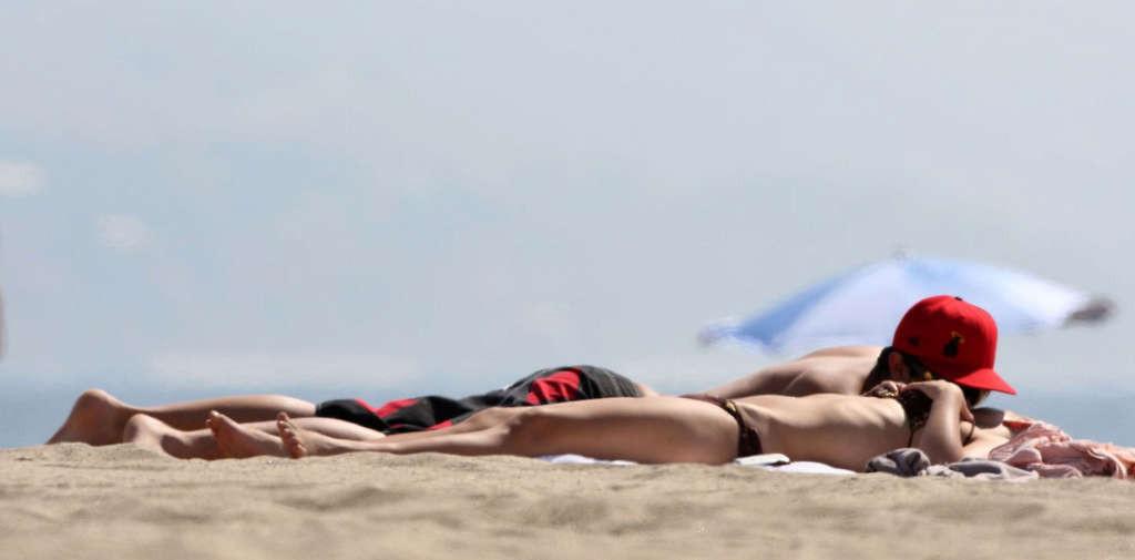 16P Hayden Panettiere enjoying on beach and showing sexy ass and body in bikini