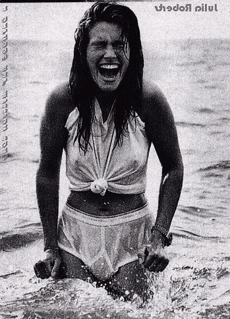 15P veteran actress Julia Roberts nude and see thrus