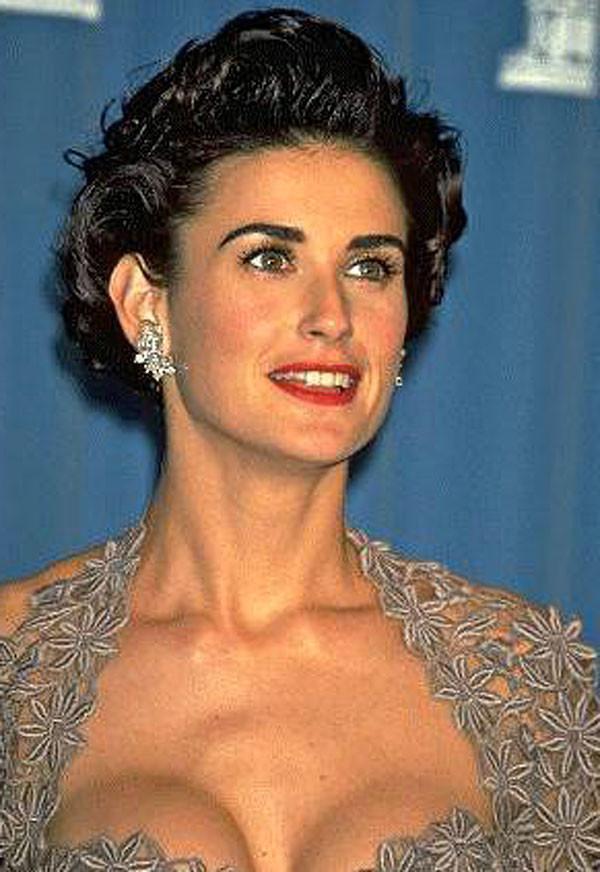 10P Demi Moore shows his naked body and tits