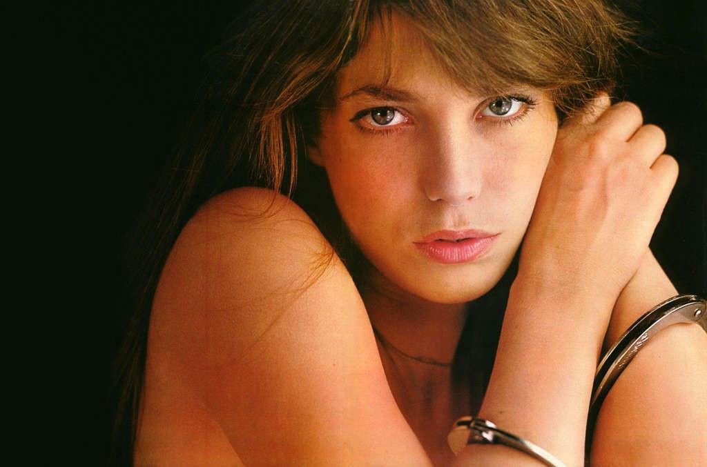 16P Jane Birkin exposing her nice tits and pussy and posing in stockings
