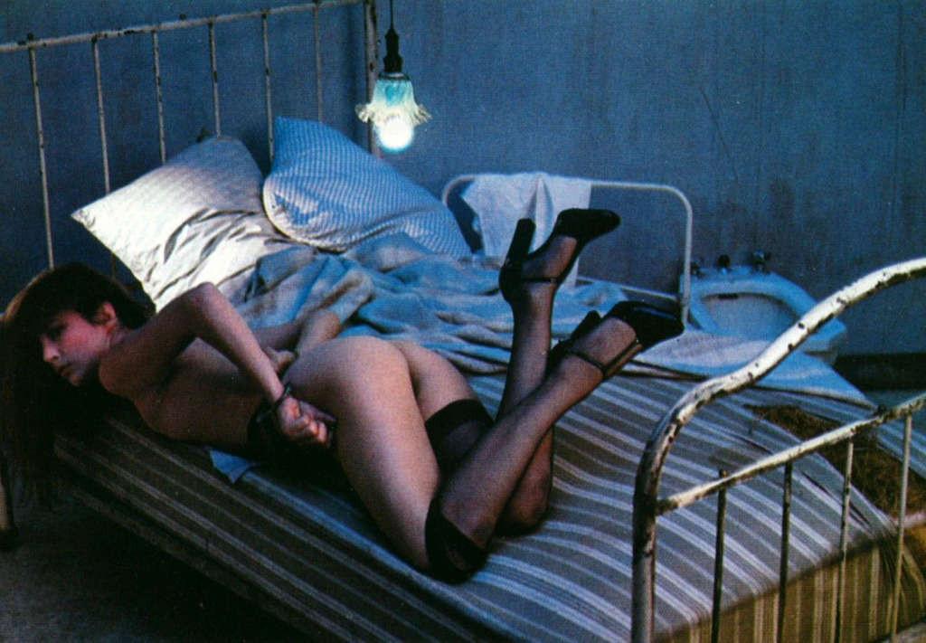 16P Jane Birkin exposing her nice tits and pussy and posing in stockings