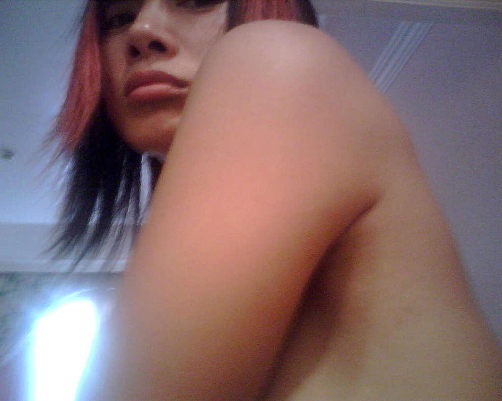 16P Bai Ling looking very sexy and hot on her private photos