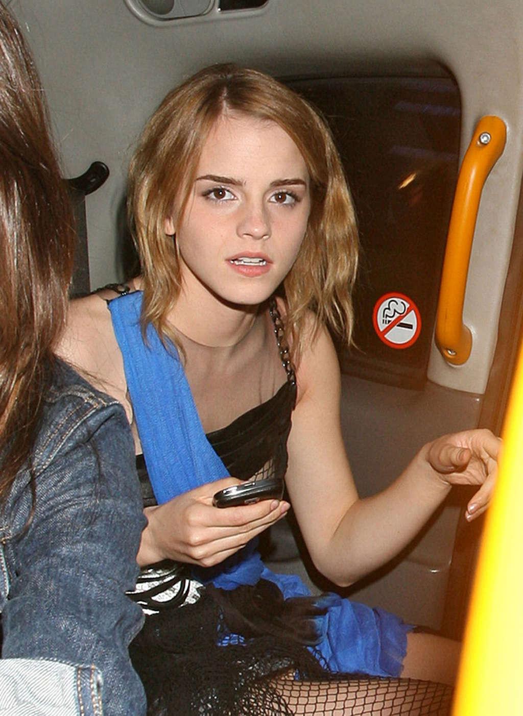 16P Emma Watson showing nice pussy and showing nice legs in skirt