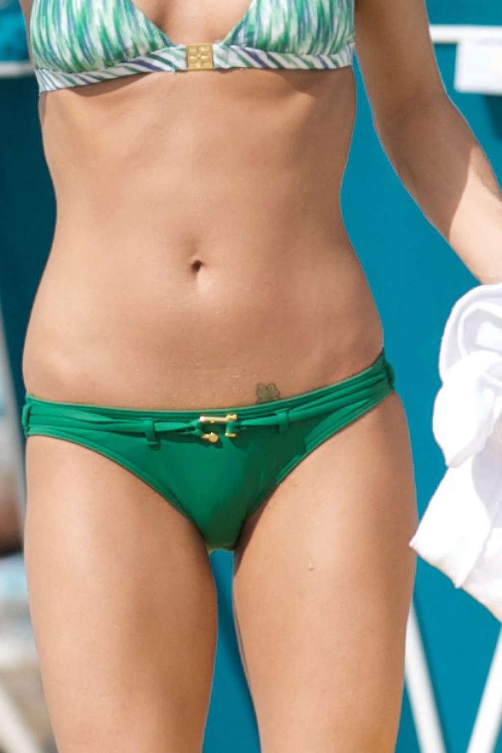 16P Carrie Underwood enjoying on pool and showing her fantastic body in bikini