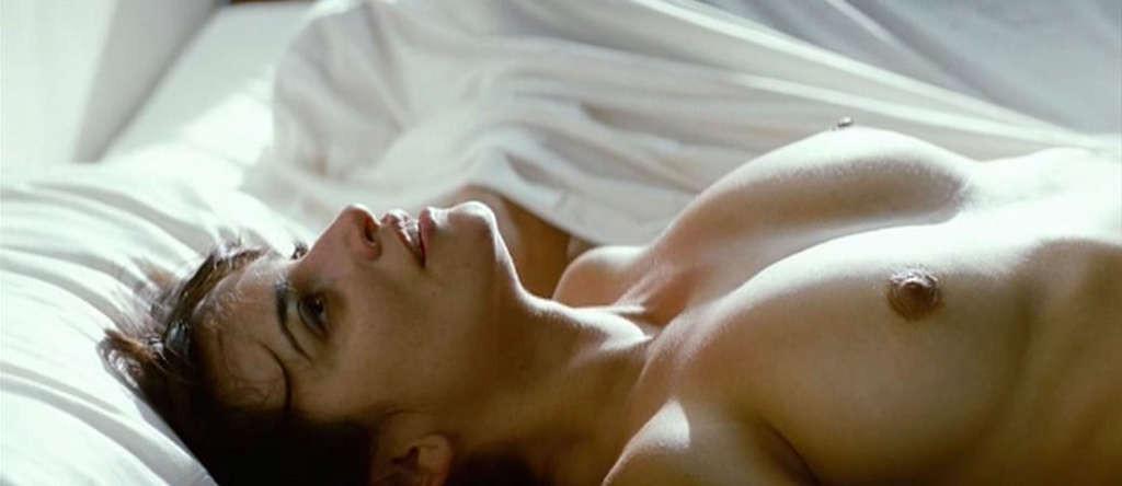 10P Penelope Cruz exposing her nice tits and posing sexy in some photoshoot