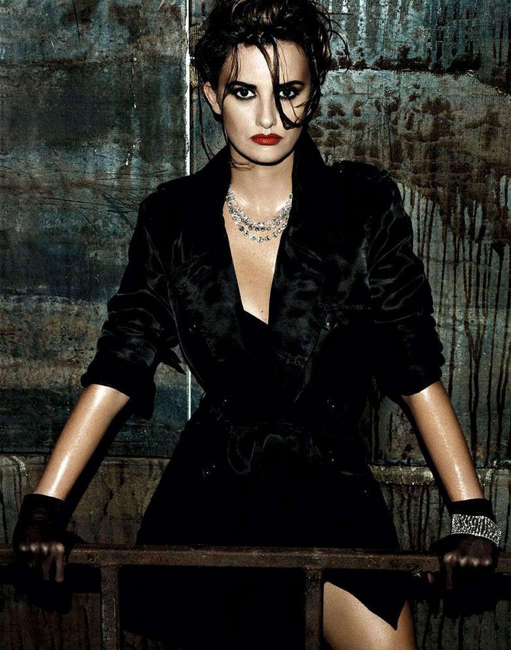 10P Penelope Cruz exposing her nice tits and posing sexy in some photoshoot