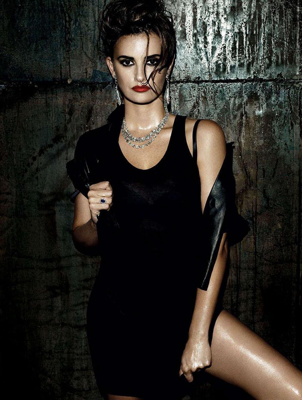 10P Penelope Cruz exposing her nice tits and posing sexy in some photoshoot