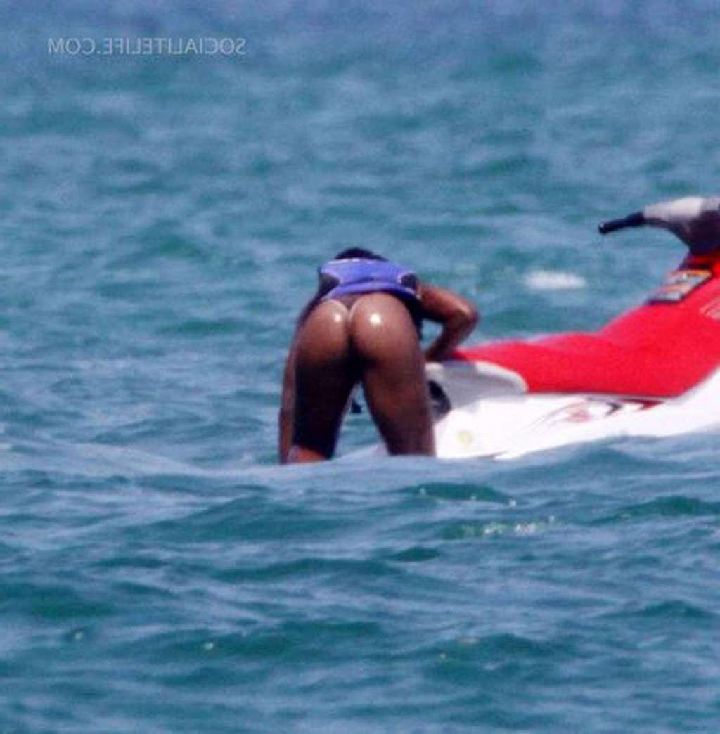 16P Serena Williams nipple slip and tits exposed in see thru dress