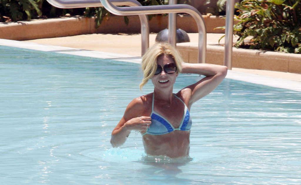 16P Kelly Ripa showing nice nipples and sexy body in bikini on beach