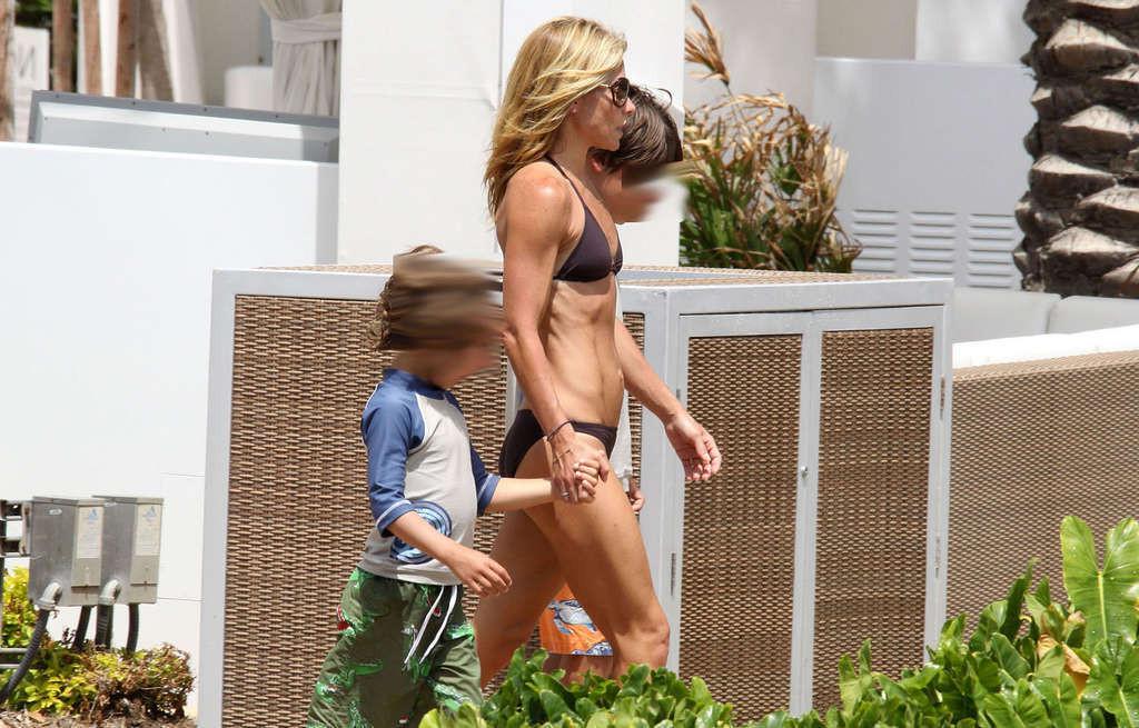 16P Kelly Ripa showing nice nipples and sexy body in bikini on beach