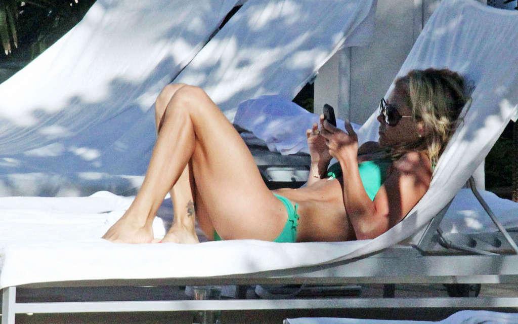 16P Kelly Ripa showing nice nipples and sexy body in bikini on beach
