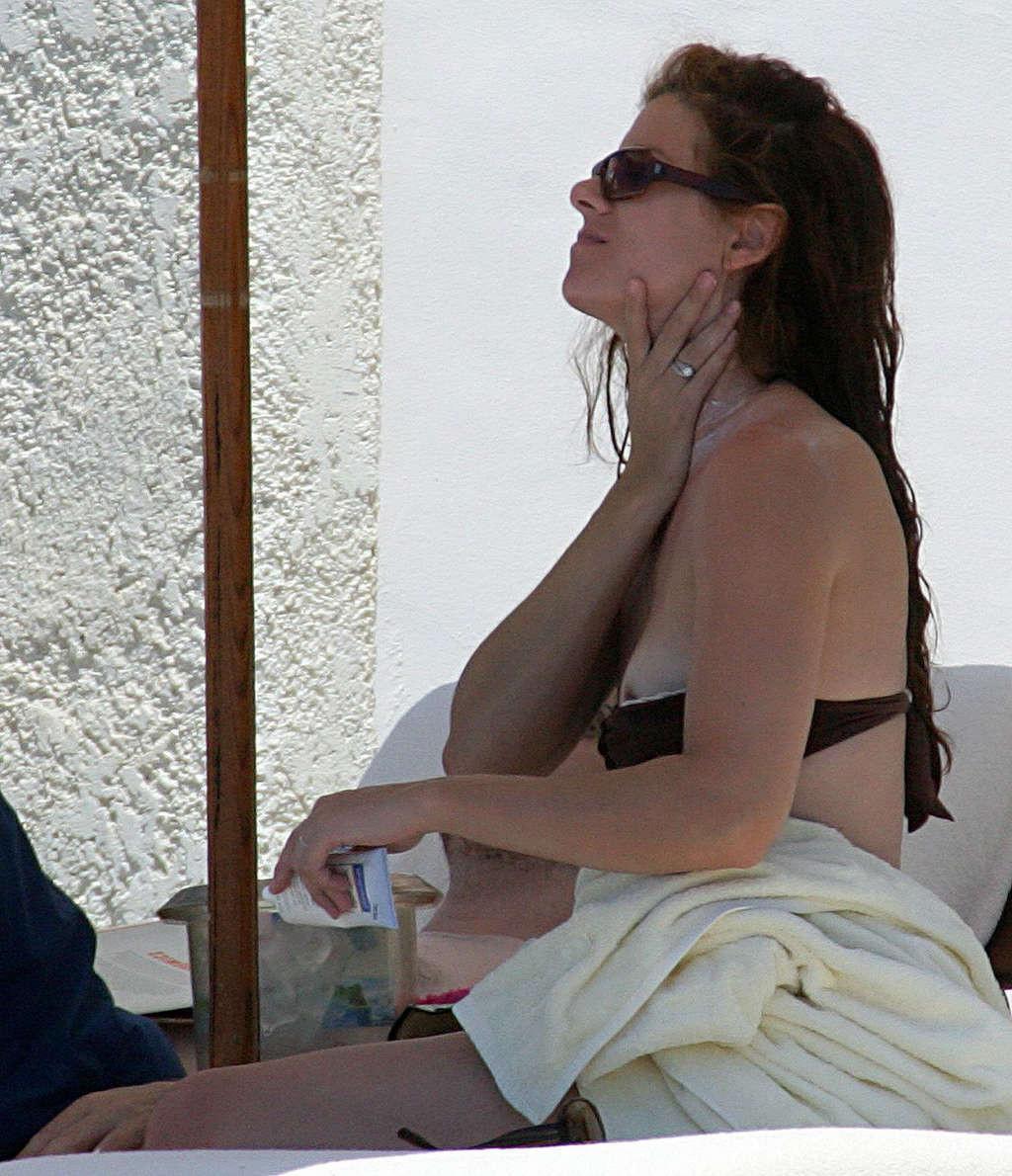 16P Debra Messing nipple slip on beach paparazzi pictures and posing nude