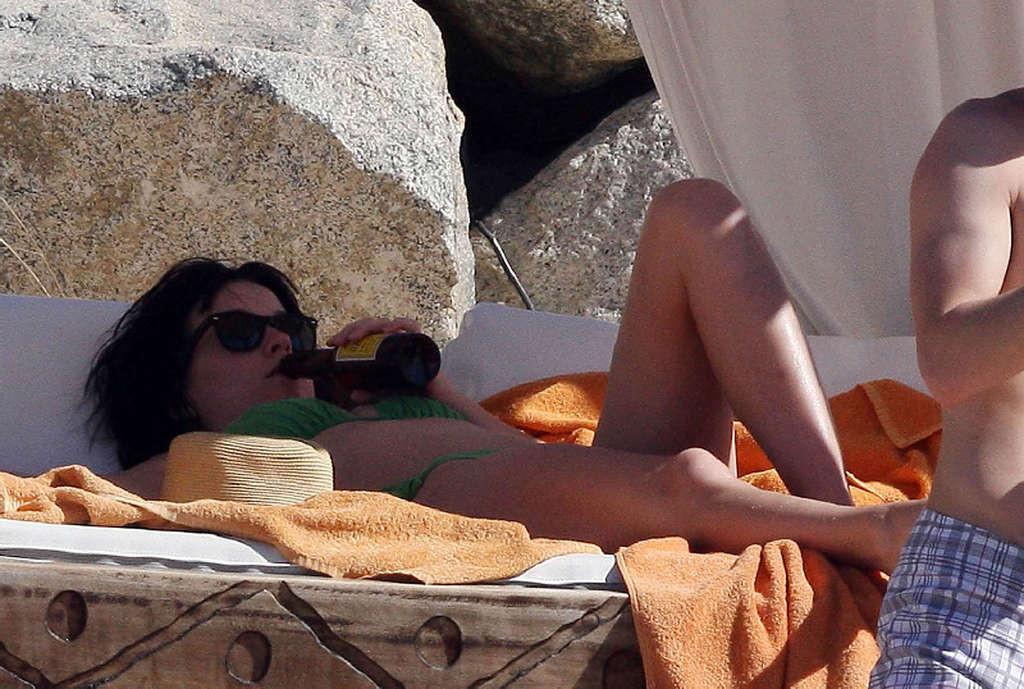 16P Katy Perry showing her nice and sexy ass in green bikini on beach