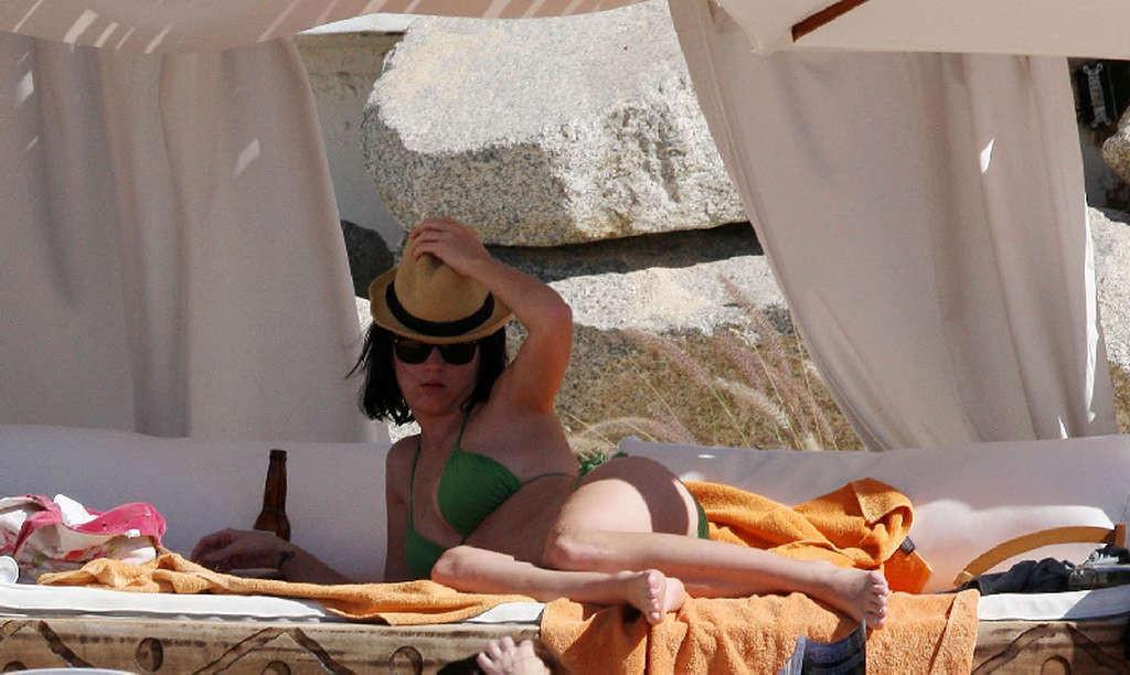 16P Katy Perry showing her nice and sexy ass in green bikini on beach