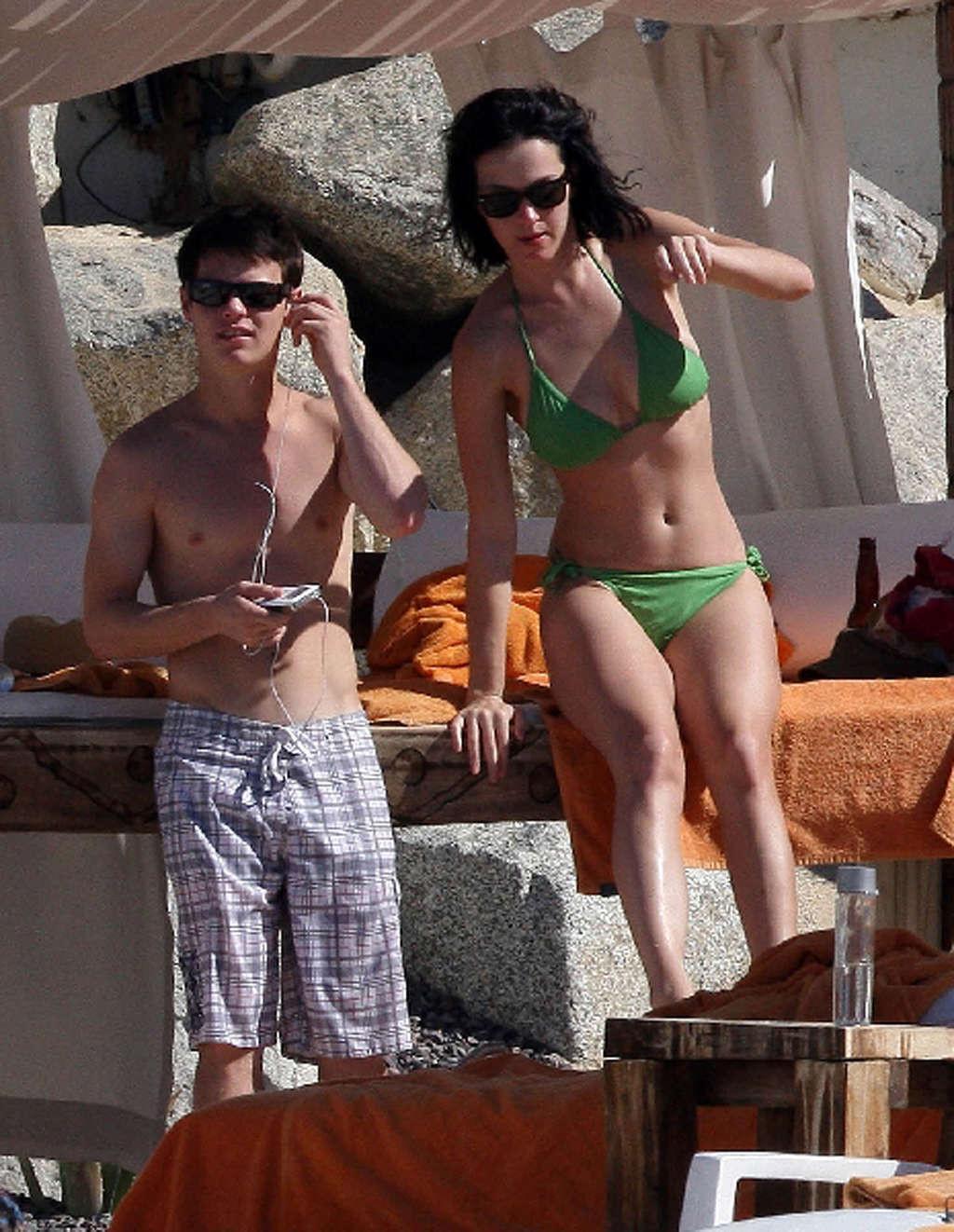 16P Katy Perry showing her nice and sexy ass in green bikini on beach