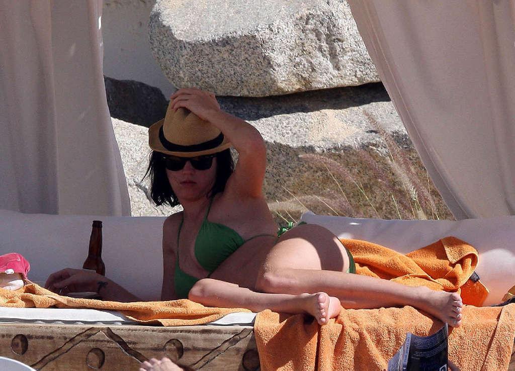 16P Katy Perry showing her nice and sexy ass in green bikini on beach