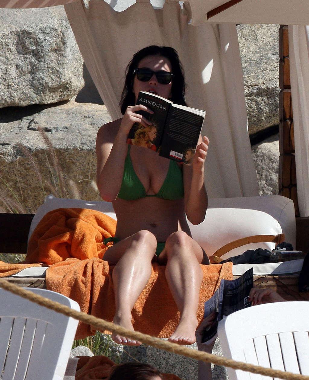 16P Katy Perry showing her nice and sexy ass in green bikini on beach