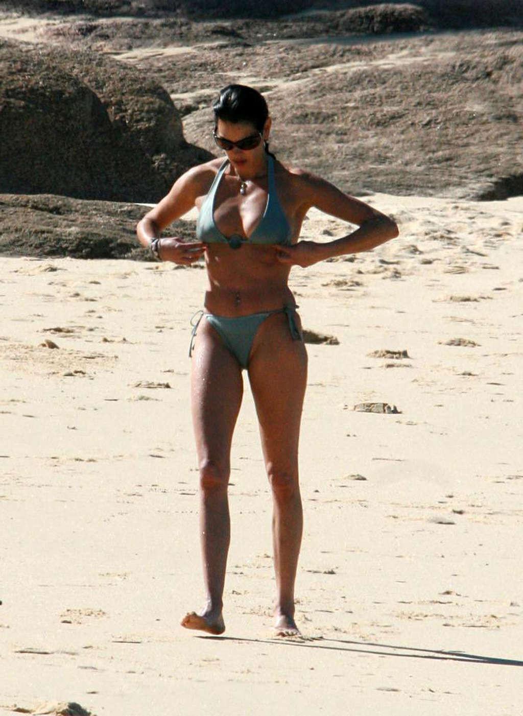 16P Teri Hatcher exposing her nice tits and upskirt paparazzi pictures