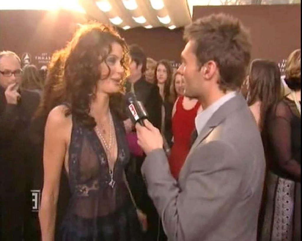 16P Teri Hatcher exposing her nice tits and upskirt paparazzi pictures