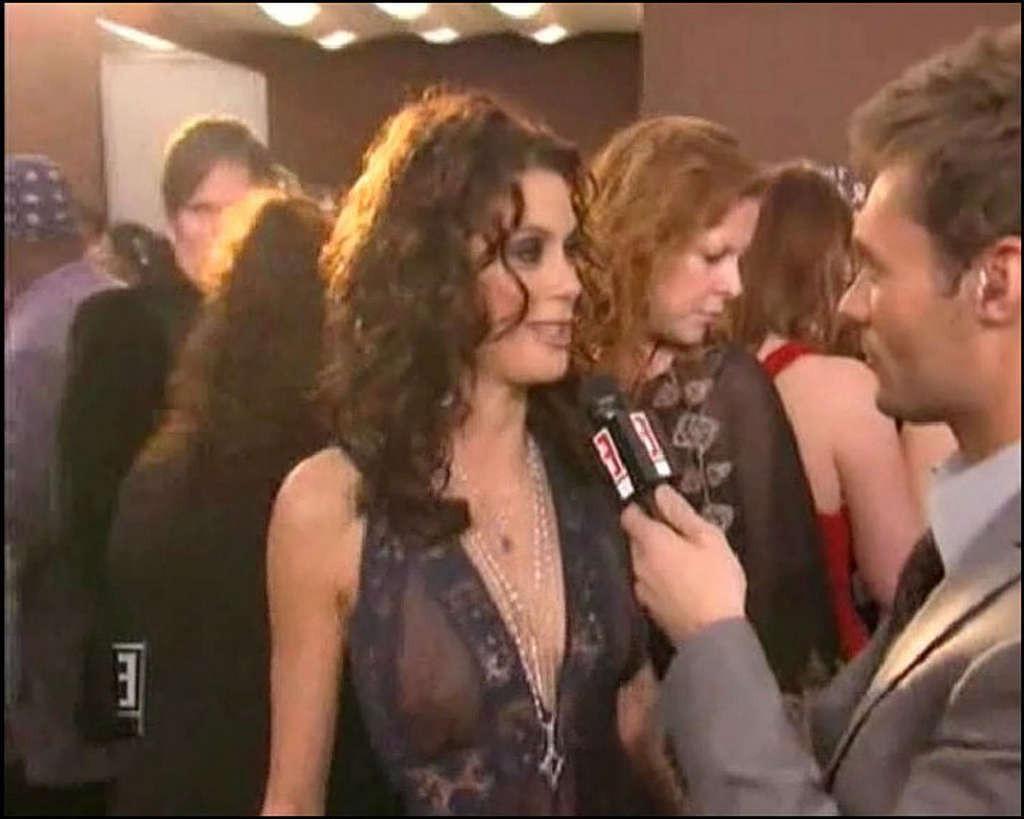 16P Teri Hatcher exposing her nice tits and upskirt paparazzi pictures