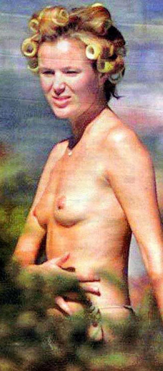 16P Amanda Holden exposing her nice tits paparazzi pictures and posing sexy