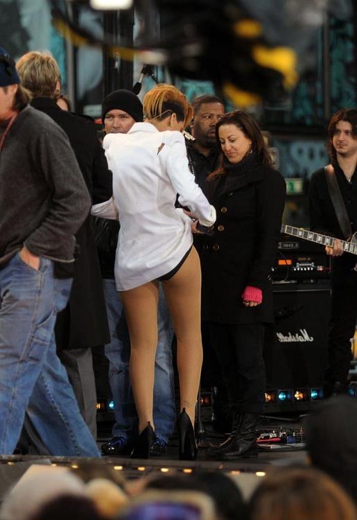 15P Rihanna shows her perky sweet ass and nude tits