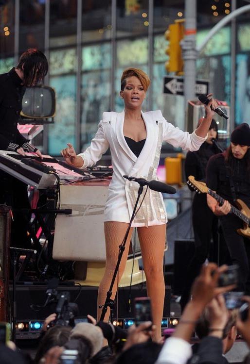 15P Rihanna shows her perky sweet ass and nude tits