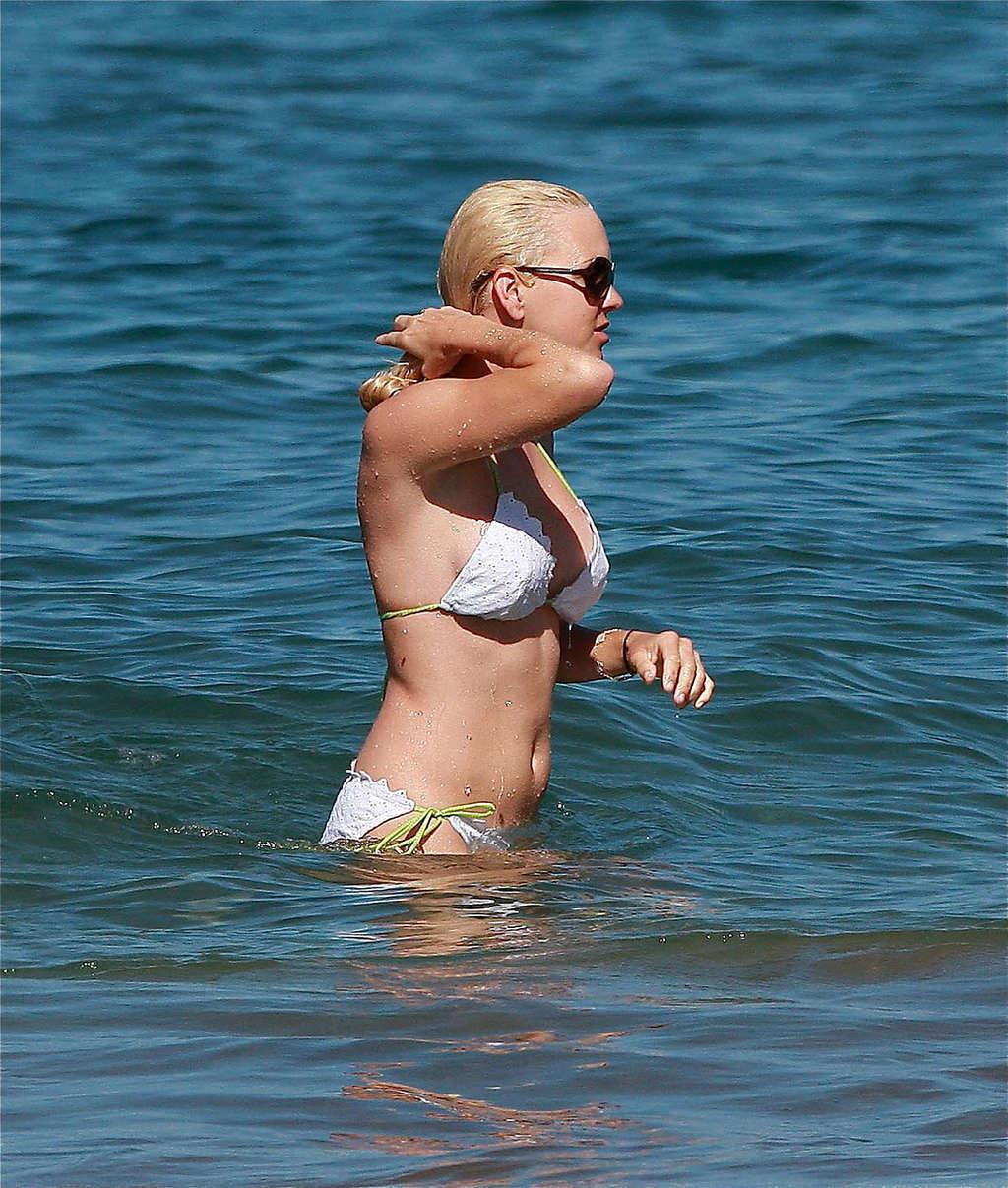 16P Anna Faris showing her extremely nice and sexy body in bikini