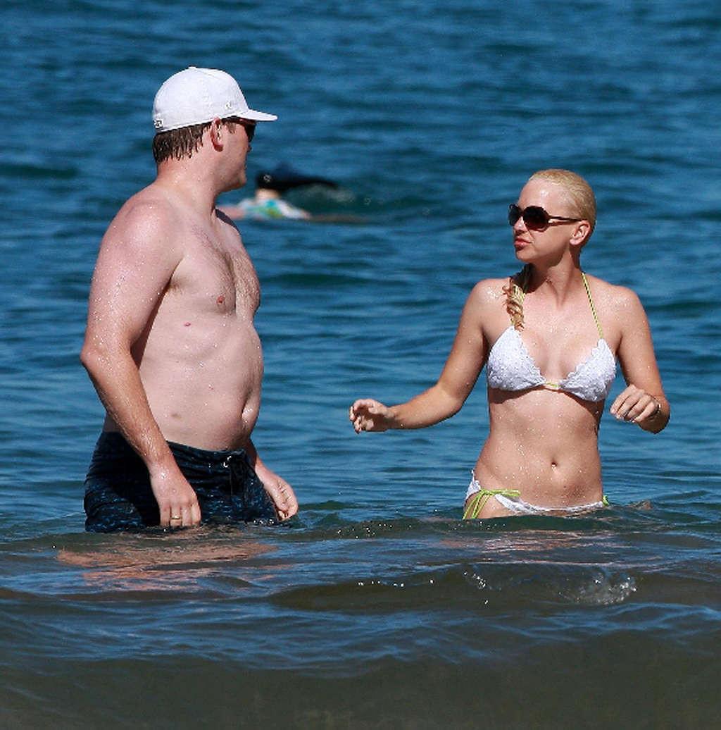 16P Anna Faris showing her extremely nice and sexy body in bikini