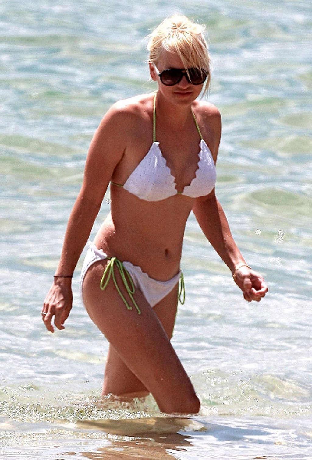 16P Anna Faris showing her extremely nice and sexy body in bikini