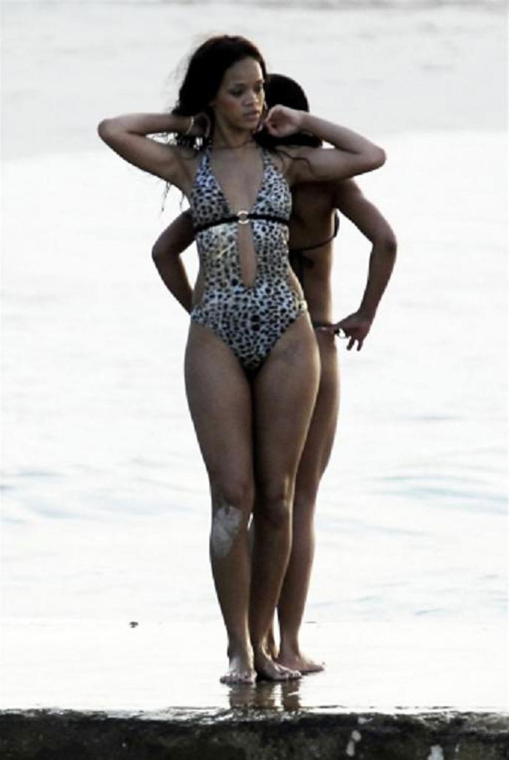 16P Rihanna showing her naked body and her sexy ass in thong