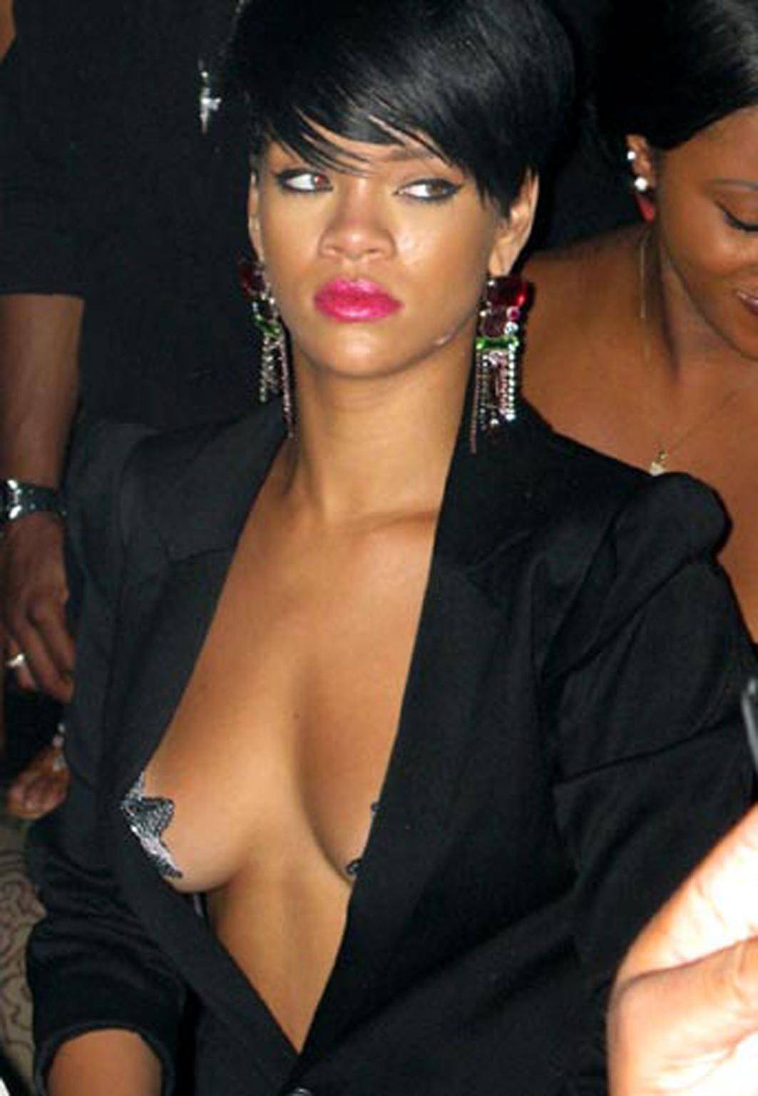 16P Rihanna showing her naked body and her sexy ass in thong