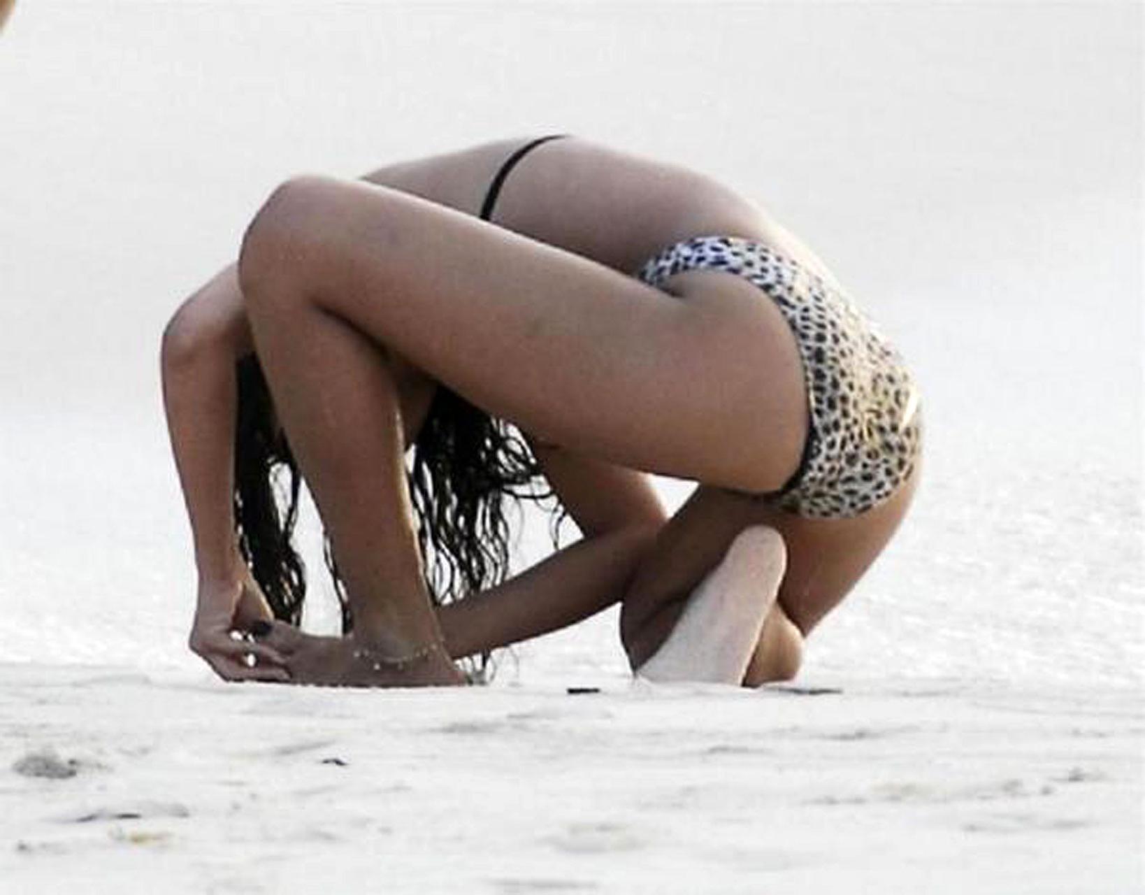 16P Rihanna showing her naked body and her sexy ass in thong