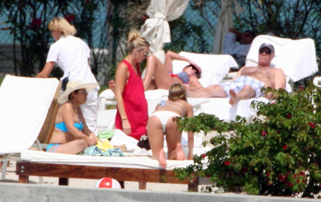 16P Jennifer Aniston showing her perfect and sexy ass in bikini on beach