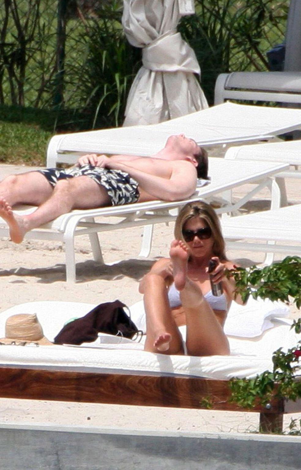 16P Jennifer Aniston showing her perfect and sexy ass in bikini on beach